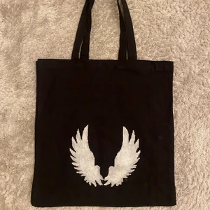 Tygväska i reflex  - Svart tygväska med reflex tryck 👼🏼 tål handtvätt 👼🏼 reflekterar ljus i mörker 👼🏼 ett bra miljöval