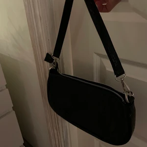 Svart axelväska från boohoo  - Säljer min svarta axelväska från boohoo då den aldrig kommer till användning. Jätte fint skick. Säljer för: 60kr+frakt 🥰🥰