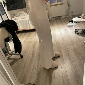 Vita oanvända kostymbyxor  - Aldrig använda, prislapp kvar! Storlek 36, bra passform och längd, jag är ca 170cm