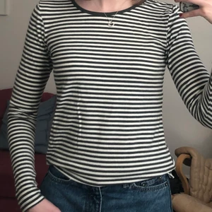 Grönrandig långärmad t-shirt - Grön och vitrandig långärmad t-shirt från hm. Tajtare passform. Storlek S. Gott skick💚