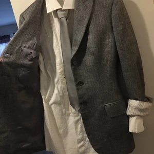 Dam Kostym ALEXANDER MQUEEN Strl 42 - Helluu! Denna Italienska märkes kostym är stilren och vill bli upphängd i karriär kvinnans garderob. Andrahands priset är 17.500kr men det priset tänkte inte jag ta såhär innan jul då den borde visas upp för advokatfirman vid julfesten ☺️