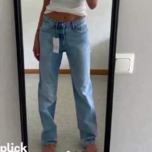 Säljer dessa supersnygga midrise jeans ifrån Zara i storleken 34🤍 Köpta ifrån en annan tjej här på plick men som tyvärr för stora för mig:(