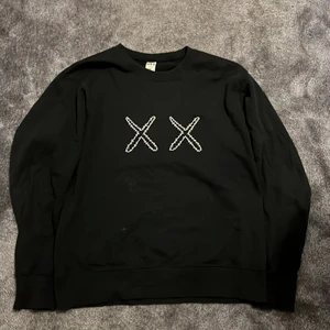 Kaws x Uniqlo sweatshirt - Köptes på Uniqlo när den släpptes. Går för 1200kr på StockX. Har använts en del men är i bra skick. Storlek medium men skulle nog passa Small.