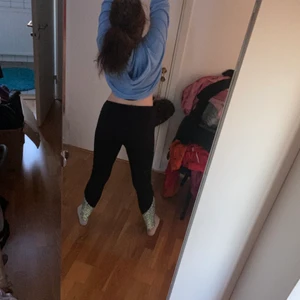 Soc träningsbyxor  - Ett par träningsbyxor från soc som jag aldrig tränar i. Har reflex längre ner mot fötterna och är i storlek 42