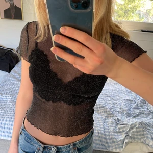 Glittrig topp - En glittrig mesh-topp från NA-KD. Aldrig använd och i storlek XS 🖤🖤🖤 Perfekt till nyår 