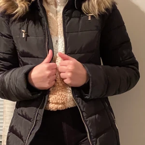 Roco Baroco vinterjacka strl36 - Roco Baroco vinterjacka med päls(som går att ta av) i storlek 36. Köpt för 3000kr men bara använd 1 vinter, säljes för 2200kr. I mycket bra skick och har även en ficka på insidan. Är leopard mönstrad inuti, och ger en kurvig passform. Inte för tight heller, får plats med en stor hoodie under!! Tröttnat på modellen men annars är den jätte bekväm💖 