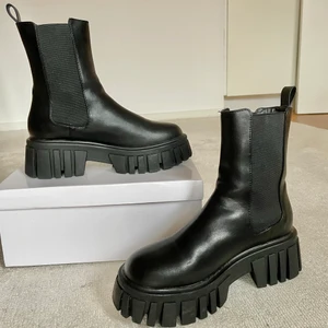 Nästan oanvända Chelsea Boots från NELLY - Chelsea Boots chunky i storlek 38 från Nelly.com, endast använda 1 gång. Slutsålda på hemsidan :) Nypris: 600! 