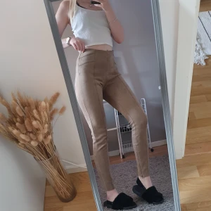 Mocha byxor - Super fina mocha byxor i storlek s En defekt vid dragkedjan, se sista bild.  Man kan använda de ändå.