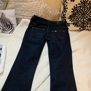 Lee jeans till salu - Säljer dessa Lee rise flaire jeansen i storleken 27/31. Säljer dessa då de e för små. Kan tänkq mig 150 kronor för dessa