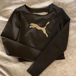 Puma storlek  - En super fin tränings tröja som är lite kortar med hål i ryggen. Säljer pga att den tyvärr inte längre. Den är i super fint skick.