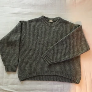 Grå stickad tröja - Grå stickad tröja i storlek xs, men sitter oversized på mig som brukar ha S. 80+frakt! 
