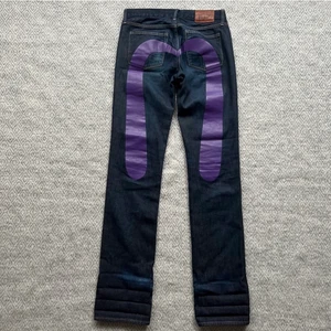 Evisu jeans - Evisu jeans köpta här på plick, säljer för de var väldigt för små för mig (brukar ha 36) så har aldrig andvänt dom. Väldigt bra skick. Små i storlek. MÅTTEN ben öppning: 18cm, inner ben: 83cm, längd: 106cm och midja 78cm.