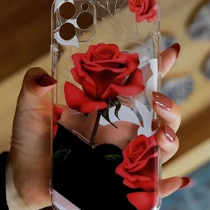 Mobilskal ros 🌹  - ✨Säljer mobilskal, oanvänt. Bra kvalitet.   iPhone 11-12 pro finns. För mer info : skicka Dm ✨