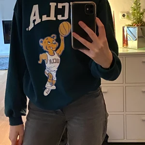 UCLA sweatshirt  - Super snygg UCLA sweatshirt från H&M. Knappt använd och är i fint skick. Köpare står för frakt💞
