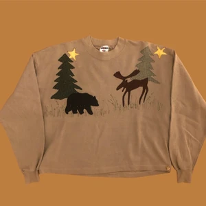 JULTRÖJA!! 🎄🎄 - Perfekt jultröja i storlek XL men passar lika bra L. Tröjan har inga direkta defekter och är i bra vintage skick. Hör av dig om du undrar något! 🎄💫❤️