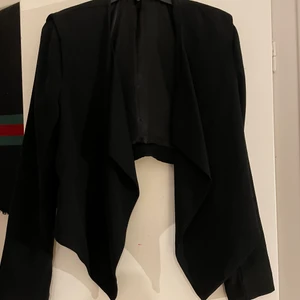 Svart kavaj - Kavaj som slutar vid midjan men är längre framtill. Storlek 38 från H&M. Skriv för mer bilder💕