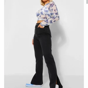 Svarta jeans med slits  - Svarta jeans i väldigt gott skick använd 1 gång. Små i storleken 