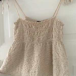 Söt topp Zara - Söt topp från Zara! Lite urtvättad men fortfarande JÄTTESNYGG❤️‍🔥❤️‍🔥