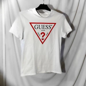 Guess t-shirt - Äkta Guess t-shirt. Köpt i butik i Italien för typ 4 år sedan. Använd kanske 2 gånger. Inga defekter. Ganska form-fitting. Stl S.  Kunden står för frakt, som betalas separat. Postas så fort som möjligt.  Om du har frågor eller vill de fler bilder på plagget är det bara att skicka ett meddelande. 