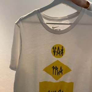 Snygg Nike T-shirt  - Snygg vit t-shirt med gula tryck!