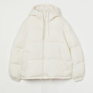 Pufferjacket hm - DEN FINNS KVAR❗️❗️Sjukt snygg och populär puffer jacket från hm. Den har inte kommit till användning därav säljer jag den. Skriv privat för fler bilder❤️❤️ Slutsåld i denna storlek på hemsidan❗️