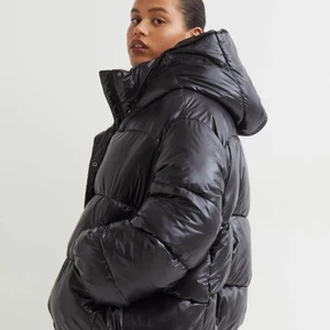 Svart jscka - Svart glansig puffer jacka från hm i storlek Xs/S, aldrig använd köptes för en vecka sen