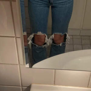 Super snygga jeans ⚡️❤️ - Jeans som är perfekt långa för mig som är 170 cm och sitter väldigt fint!💕 det är hål i knäna och dem har väldigt bra passform 🥰👍