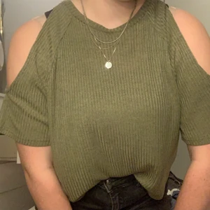 Topp - Jätte bekväm och snygg grön topp från H&M. I fint skick. Pris kan diskuteras vid snabb affär 💞💞