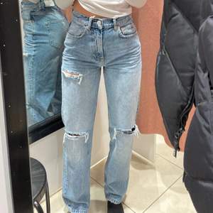 Säljer mina fina Gina jeans av just den anledningen att de inte kommer till användning längre. De är i storlek 34 och passar mig som kan ha både 36 och 38 i andra jeans.  Kom privat för fler bilder eller mått. 💕💕💕💕💕 Köparen står för frakten. (Hålet där bak fanns där när jag köpte de)
