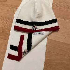 Moncler mössa & halsduk  - Helt ny mössa och halsduk pris går och diskutera 👍🏽