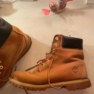 Timberland kängor äkta - Mer eller mindre oanvända timberlandkängor, liten repa se bild. 