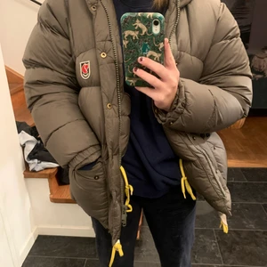 Mörkgrön fjällräven jacka - Svin snygg fjällräven jacka i tjockare och kortare modell än den ”vanliga”. Dunderskick förutom en liten reva på ryggen som lagats på kemtvätt och knappt syns när jackan sitter på. Storlek xxxs men sitter som en M. BUD: 2200kr