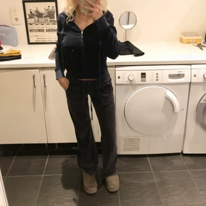 Juicy Couture - Mörkblått basic juicy couture set som är köpt på raglady i Helsingborg. Supermysigt och har blivit populärt på nytt😍