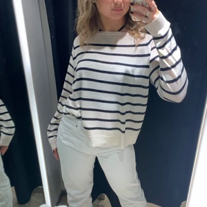 Randig tröja - En randig tröja från ZARA som är väldigt inne nu! bra skick ❤️‍🔥