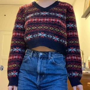 Stickad tröja - Säljer denna croppade stickade tröja. Införskaffades här på Plick för länge sedan men har tyvärr inte kommit till användning. Super fin och mysig. Möts upp på södermalm🕺