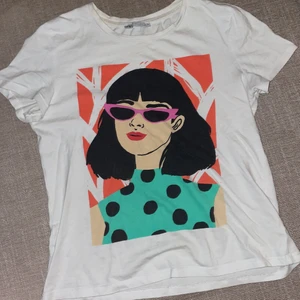 t shirt med tryck - säljer denna sjuktsnygga t-shirt ifrån zara med ett tryck av en tjej!💚 den är i strl s och köptes för två år sen och är väl använd!💚 minns inte priset men säljer för 40kr+frakt!💚