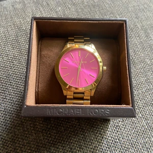 Michael Kors klocka - Jag säljer min Michael Kors klocka. Det är en reva på glaset (går att byta). Nypris. 2300kr
