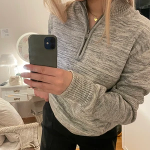 Tröja - Grå zip sweater❤️‍🔥❤️‍🔥 Superfin lite oversized jag är en S/M. 60kr + frakt 🚚 📦 