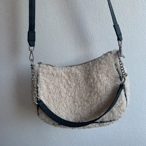 Faux fur väska från H&M - Väska från H&M i fuskpäls, kan användas som både cross body och shoulder bag. Köpt för knappt en månad sedan och använd endast en gång - helt i nyskick. Finns inte längre på H&M hemsida, men kostade 349kr när jag köpte den. Jättefin men tror inte jag kommer använda den mer då jag inte kommer vara i Sverige över vintern!  (frakt ingår i priset, endast swish)