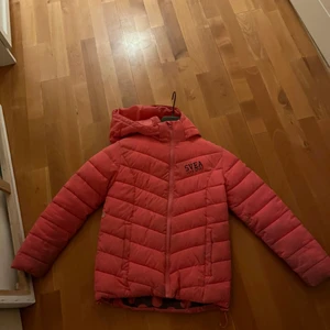 Svea jacka  - En rosa äkta Svea jacka, använd många gånger men fortfarande i väl skick förutom ett hål som finns vid ärmen, går lätt att sy! 