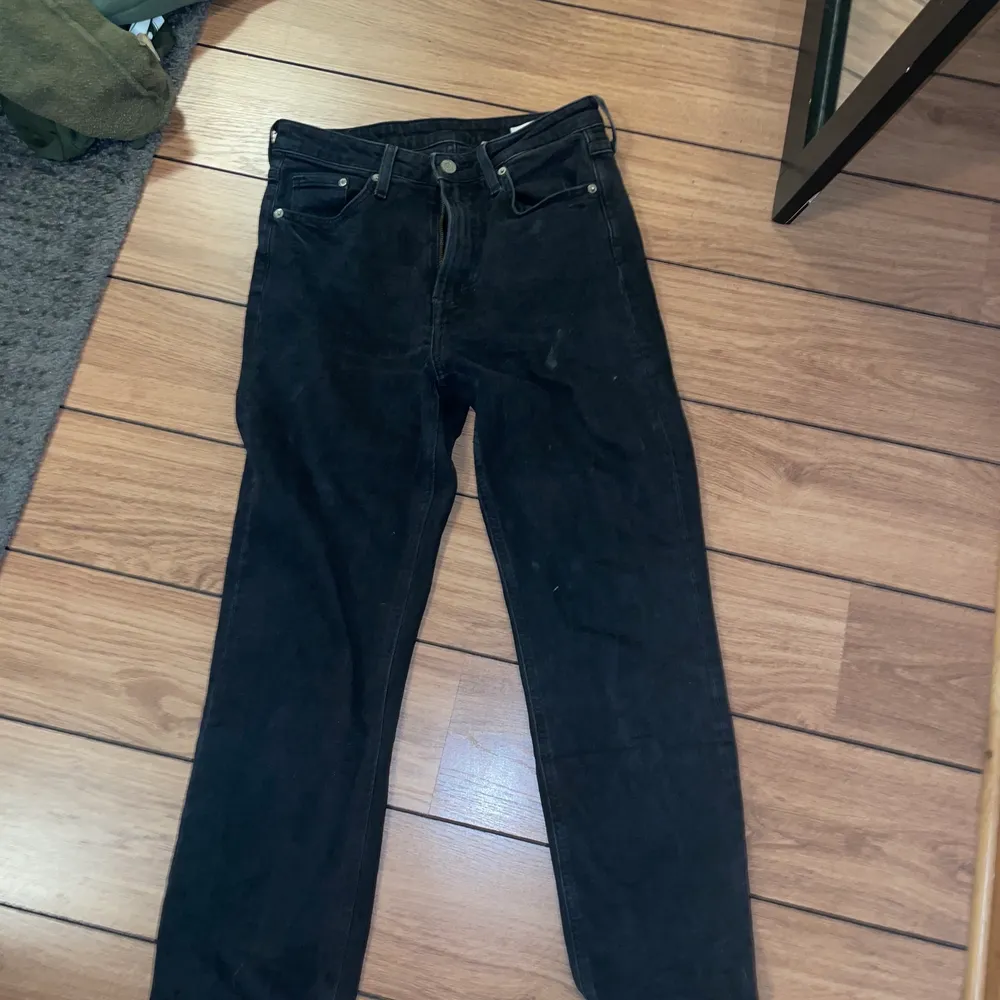 Skitsnygga vintage jeans som är lite stentvättade vid låren och rumpan. De är hårt jeans material och dom är nästan aldrig använda. Det står att dom är highwasted men dom är inte riktigt de.. Jeans & Byxor.