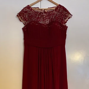 Balklänning - En röd balklänning som jag bara använt en gång, den har inga skador alls. Köpt 2019 för nästan 2000kr 155cm från axel till slut, strl EU50/XL Dragkedja i ryggen och knapp i nacken, finns ingen stretch. Inbyggda kupor. Kan så klart skicka den om de behövs! Kan också skicka fler bilder om de behövs🪐