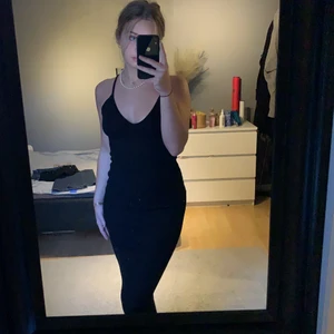 Klänning - Säljer denna jättefina svarta stickade klänningen då den är lite tajt för mig