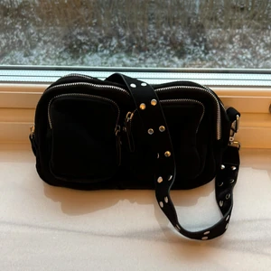 Ginatricot väska - Säljer nu min fina väska pågrund av att den inte kommer till användning har använt den 2/3 gånger. Nypris 400 