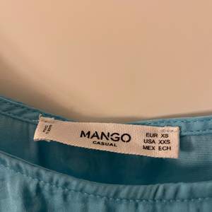 Blå topp från mango, knappt andvänd. Ostyrkt på bilden vilket inte ger den rättvisa.