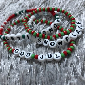 Jularmband - Designa ett jularmband!🎅 Välj mellan flera olika färger, bokstäver i både svart och vit och siffror🎄 Beställ innan 21/12 och få det till julafton🎁