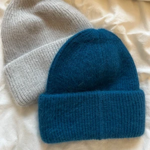 Mössor  - Två jätte fina mössor från by Anastasia 💞 150kr st