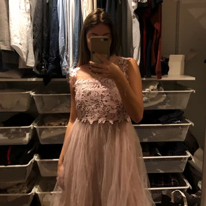 Ljusrosa festklänning  - Väldigt fin rosa klänning, perfekt till bal, bröllop osv 💘💘 ALDRIG ANVÄND m prisklass kvar, halvöppen rygg med knytbart sidenband och tullkjol. Finns fler bilder 