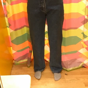 Mörkblåa högmidjade straight leg jeans - Ett par mörkblåa (färgen syns bättre på de sista bilderna) högmidjade jeans som är raka i benen. Påminner lite om old school jeans. Är i storlek S, har själv stolek xs och ni ser hur det ser ut på mig, men passar även om du har lite mindre medium men då sitter de mer tight runt benen. Skriv för fler bilder🥰 