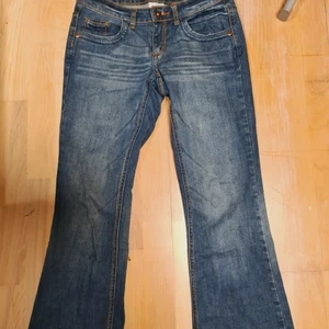 Lågmidjade 2000s y2k Jeans - Hej säljer mina lågmidjade jeans som är för stora och korta på mig D: Jag är 173 cm för referens.